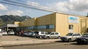 homem agride pai com chave de roda na Serra