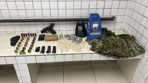 homem preso com drogas na Serra