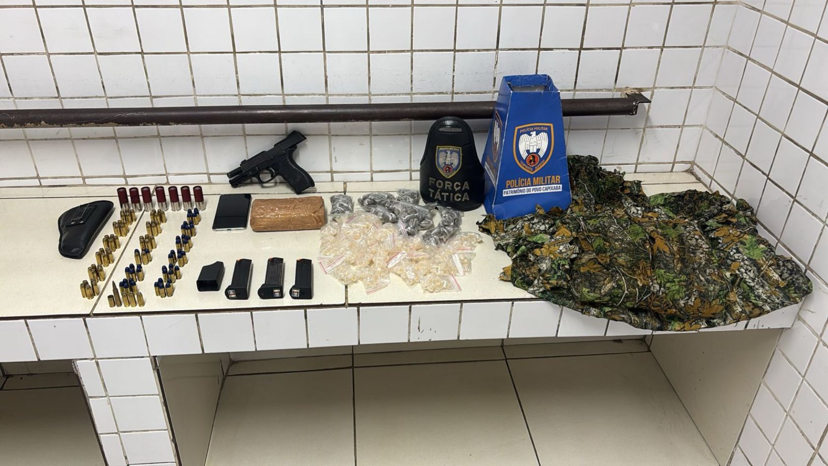 homem preso com drogas na Serra