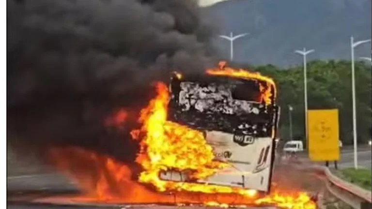 ônibus pega fogo na BR-101