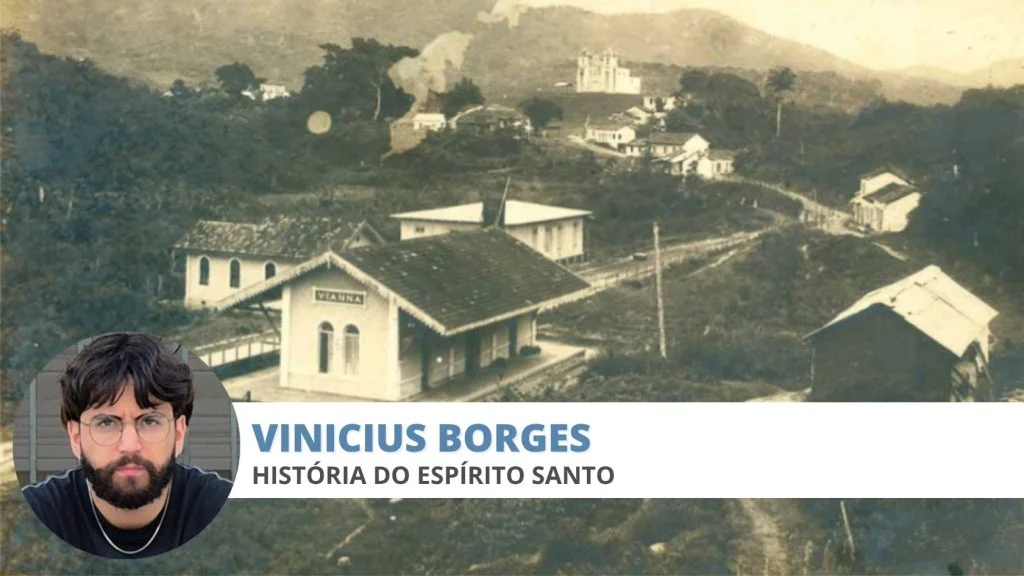 Estação ferroviária de Vianna em foto antiga, registro da história do território de Viana, com igreja ao fundo nas montanhas
