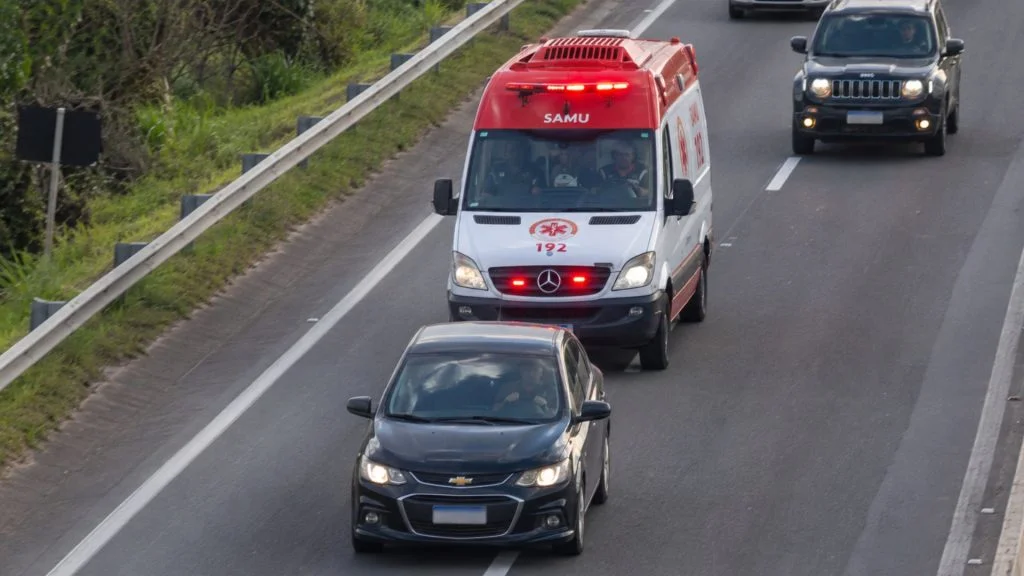 Ambulância motorista multado