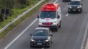 Ambulância motorista multado