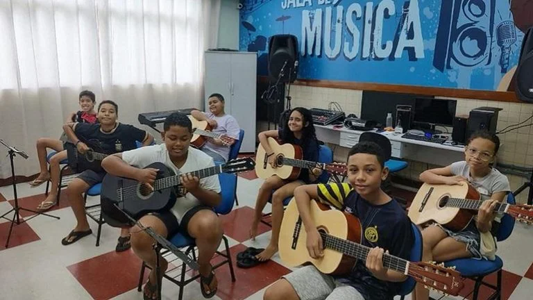 Aulas gratuitas de música na Serra