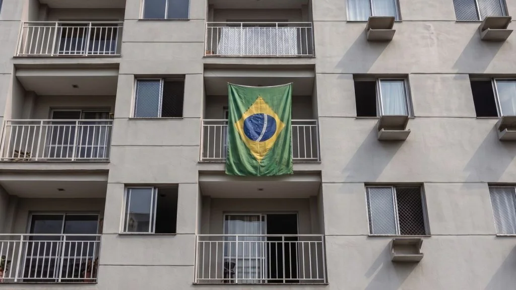 Bandeira do Brasil na varanda condomínio