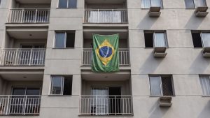 Bandeira do Brasil na varanda condomínio