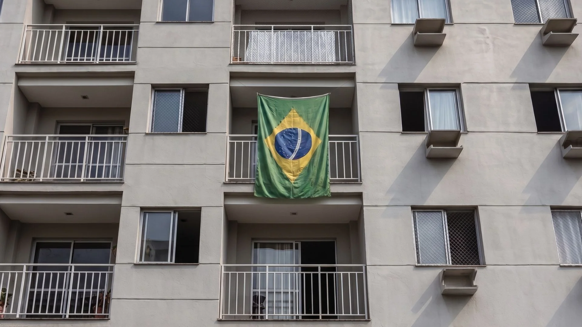 Bandeira do Brasil na varanda condomínio