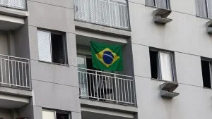 Bandeira do Brasil na varanda de apartamento em condomínio