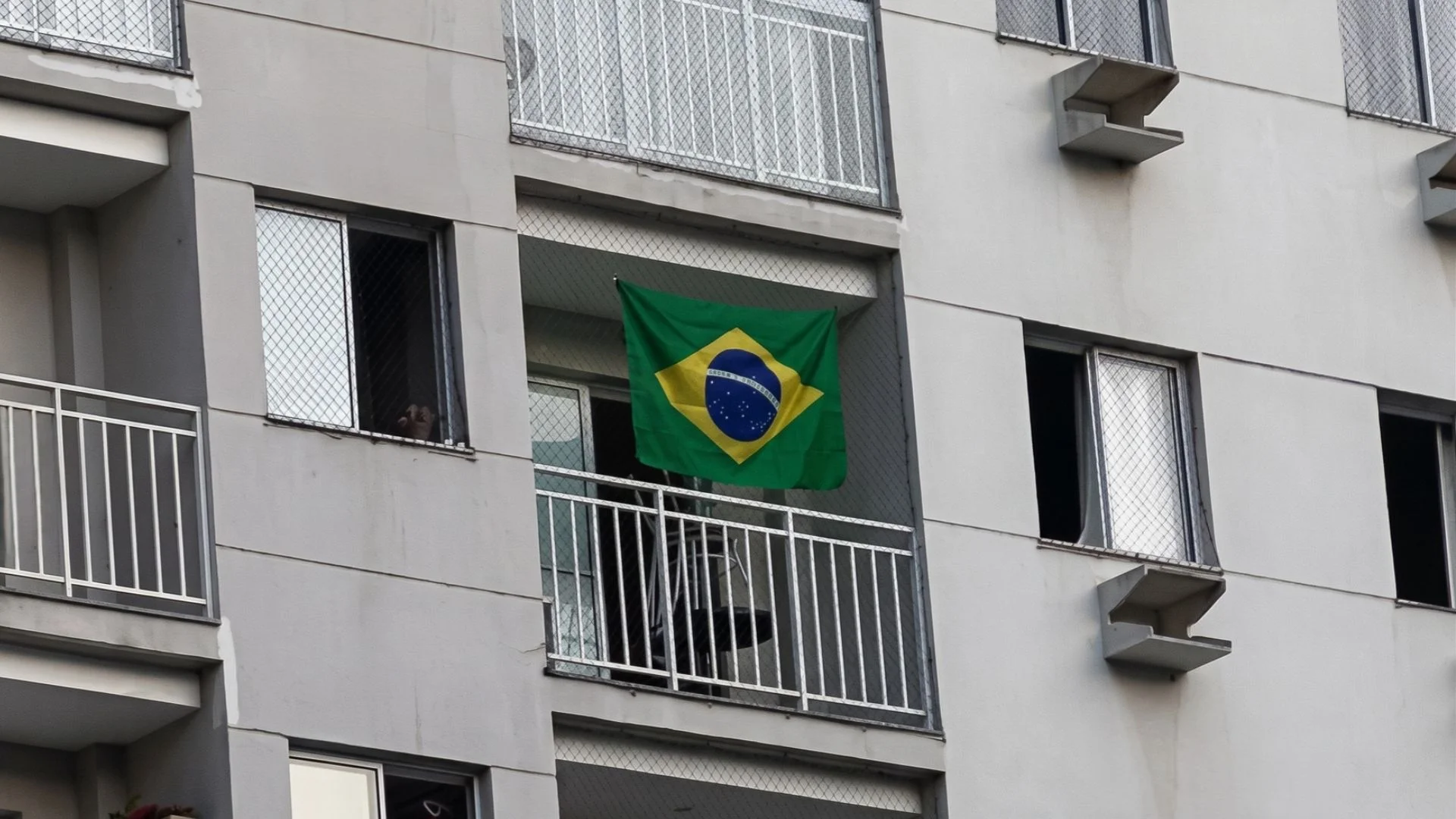 Bandeira do Brasil na varanda de apartamento em condomínio