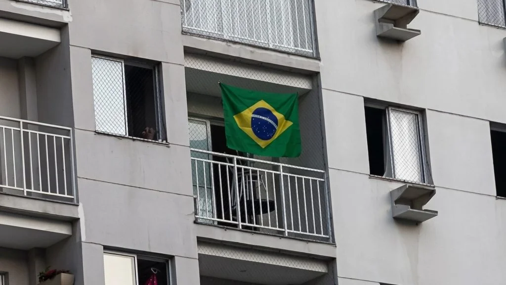 Bandeira do Brasil Varanda Condomínio