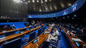 Plenário do Senado Federal em sessão, com senadores nas bancadas e painel eletrônico; Casa vota o fim da escala 6x1