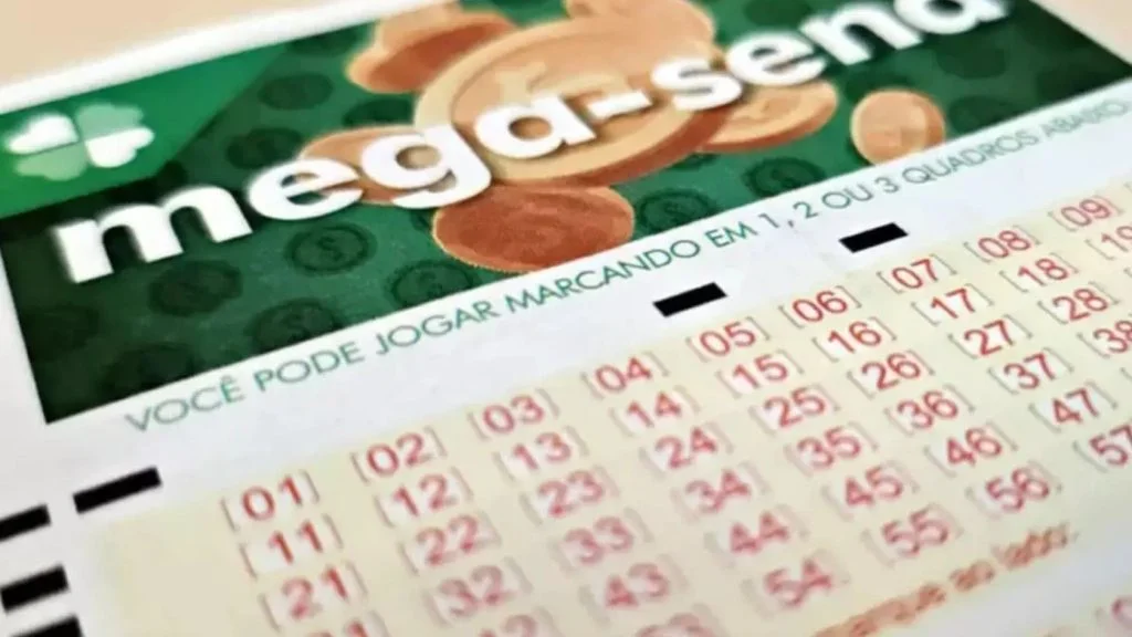 Volante da Mega-Sena de hoje com números impressos em vermelho, sob o logotipo verde da loteria da Caixa
