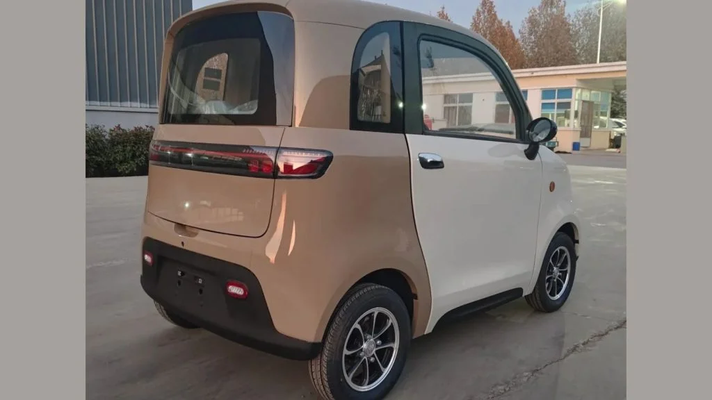 Minicarro elétrico em dois tons, visto de traseira, que disputa o posto de carro elétrico mais barato do Brasil