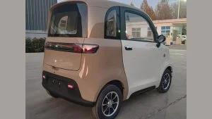 Minicarro elétrico em dois tons, visto de traseira, que disputa o posto de carro elétrico mais barato do Brasil