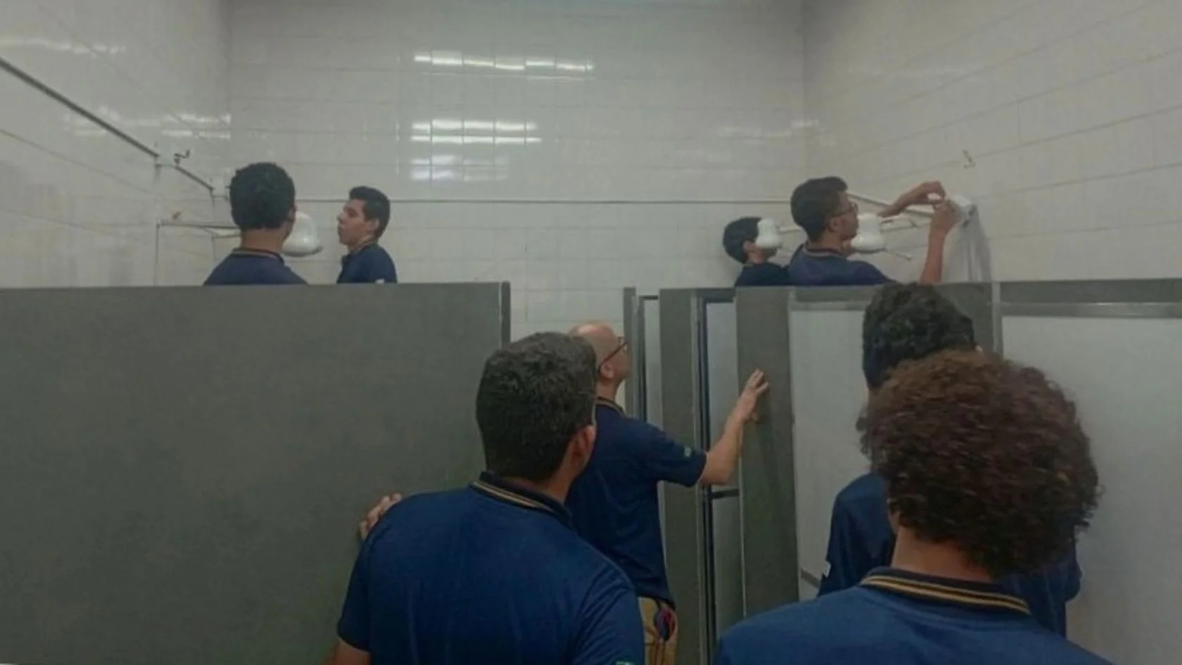 Alunos do Ensino Médio em aula de trocar chuveiro no banheiro do Colégio Magnificat, em Divinópolis (MG)