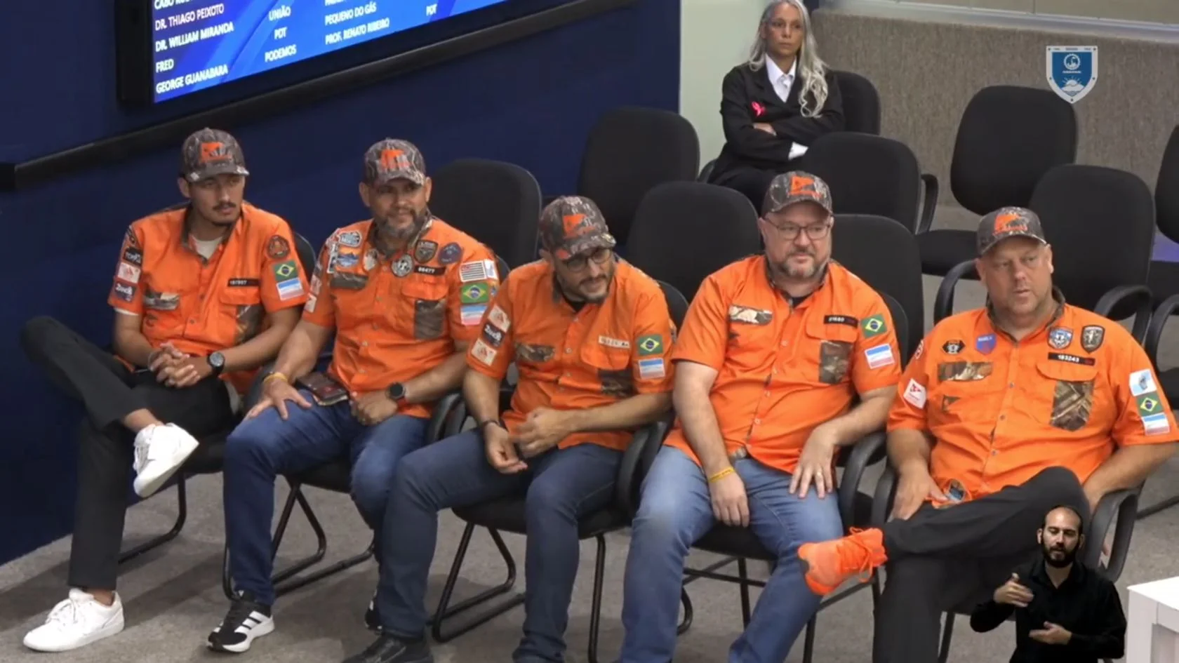 Cinco integrantes do movimento, de camisa laranja, acompanham na Câmara a votação do Dia dos Legendários na Serra