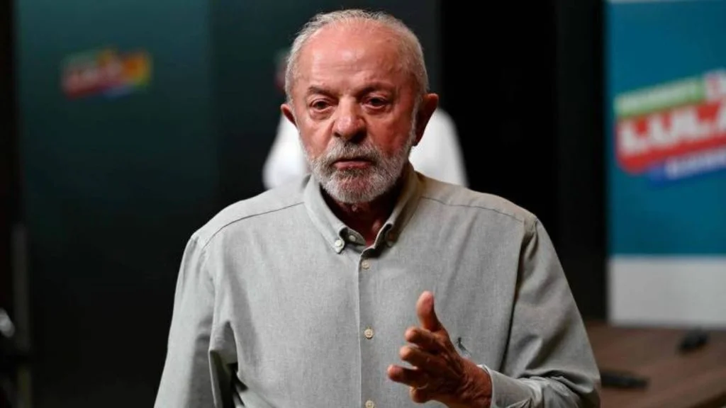 Lula, de camisa cinza, gesticula enquanto fala; votação de Lula na Serra foi maior em presídio e periferia