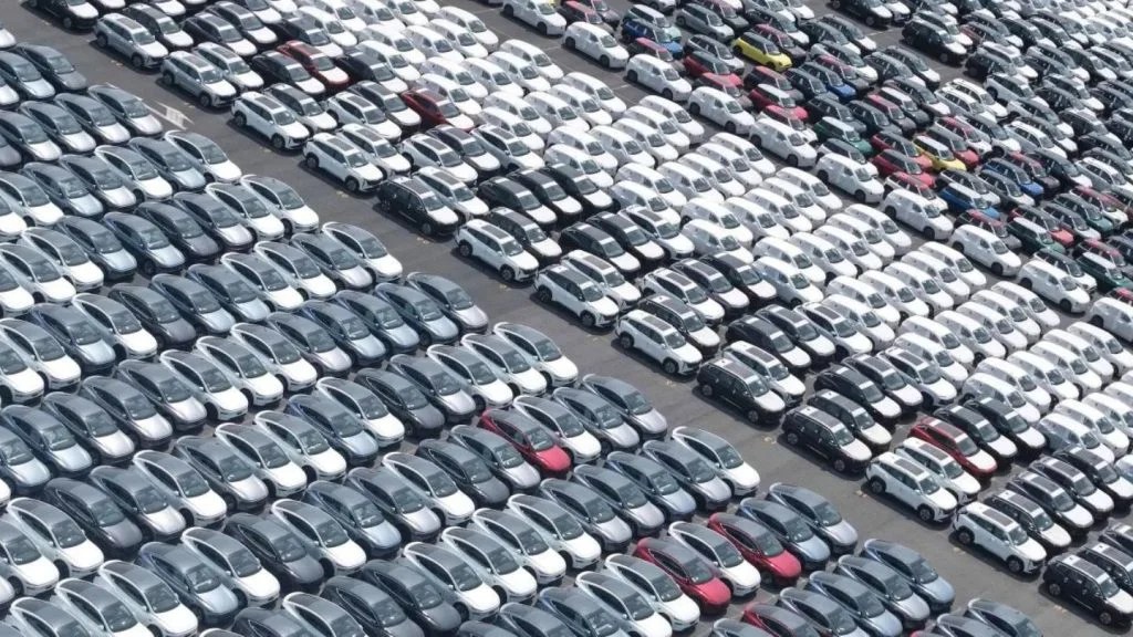 Vista aérea de pátio com centenas de carros novos enfileirados, imagem que ilustra a importação de carros chineses