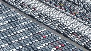 Vista aérea de pátio com centenas de carros novos enfileirados, imagem que ilustra a importação de carros chineses