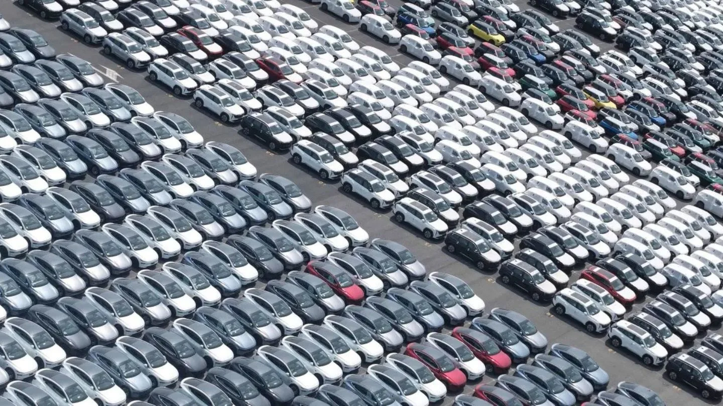 Vista aérea de pátio com centenas de carros novos enfileirados, imagem que ilustra a importação de carros chineses