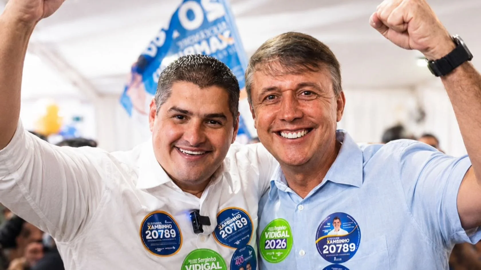 Xambinho e Caldeira, de punhos erguidos e adesivos de campanha, nomes em evidência na eleição da Câmara da Serra
