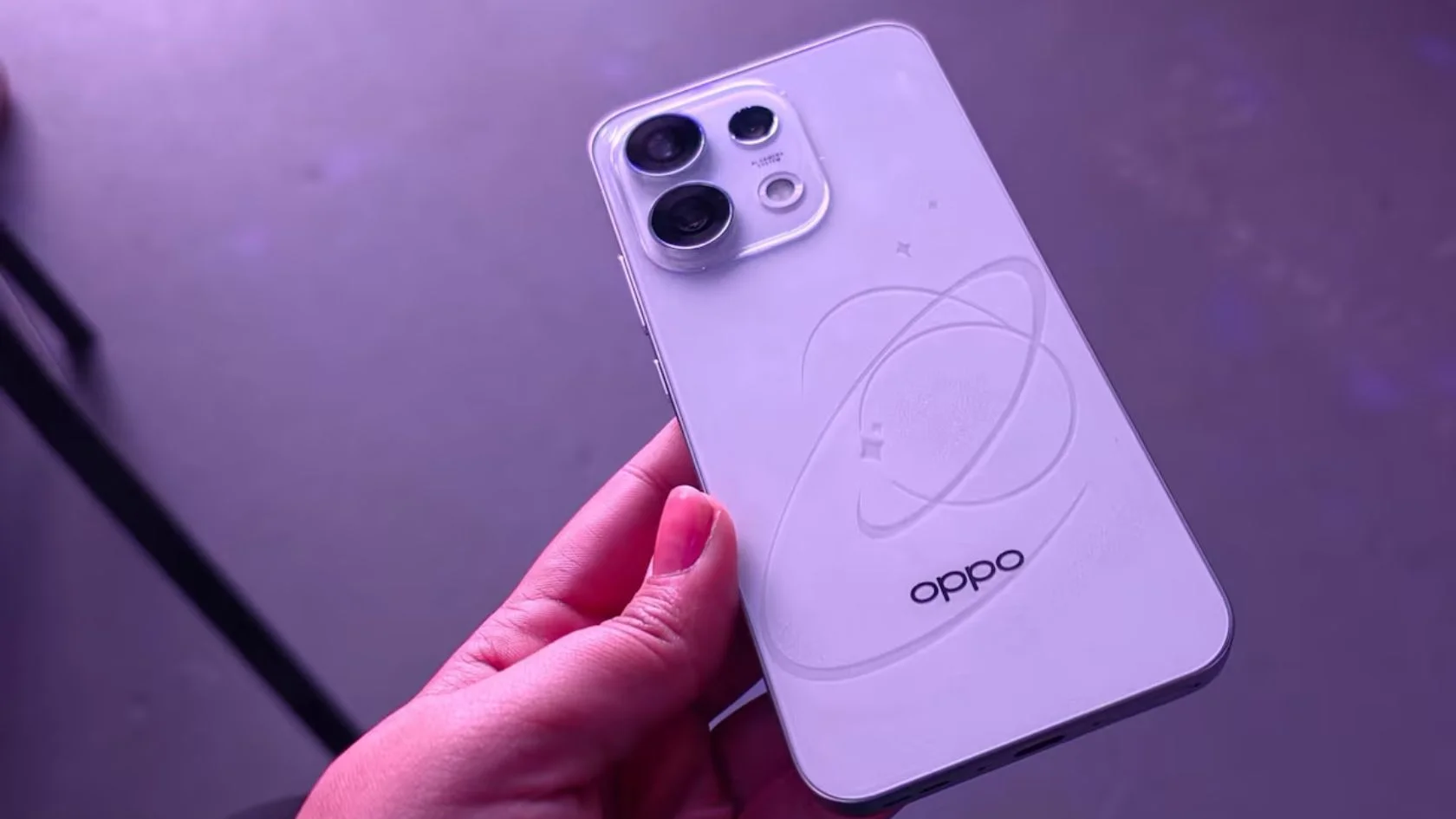 Mão segura celular OPPO branco com desenho de planeta na traseira; OPPO no Brasil abre primeira loja própria