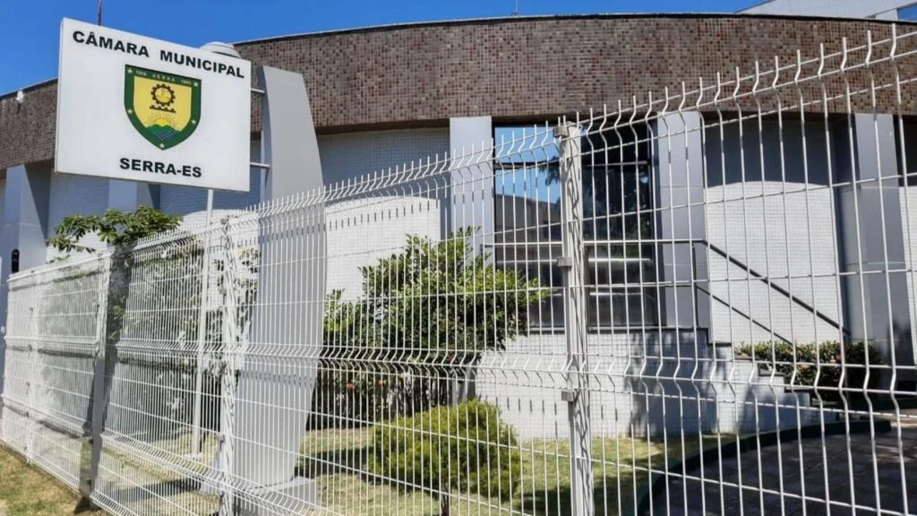 Fachada da Câmara Municipal, onde vereadores aprovaram a distribuição de Bíblias nas escolas da Serra