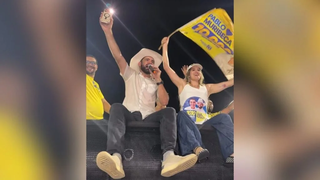 Pablo Muribeca, deputado estadual mais votado na Serra, discursa com chapéu de cowboy sobre carro de som em ato de campanha