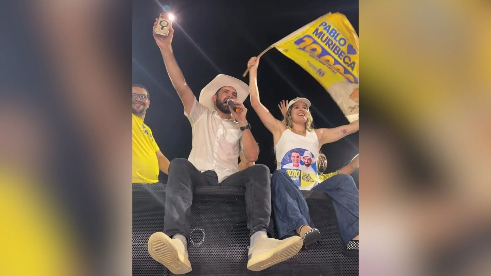Pablo Muribeca, deputado estadual mais votado na Serra, discursa com chapéu de cowboy sobre carro de som em ato de campanha