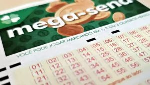 Volante da Mega-Sena de hoje com números impressos em vermelho, sob o logotipo verde da loteria da Caixa