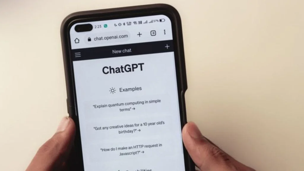 Mãos seguram celular com a tela inicial do ChatGPT aberta no navegador; agora é possível trancar conversas no ChatGPT