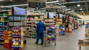 Cliente empurra carrinho em supermercado da Kroger, nos EUA; rede amplia inteligência artificial nos supermercados