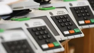 Urnas eletrônicas da Justiça Eleitoral; imagem ilustra ocorrências eleitorais no ES no segundo turno