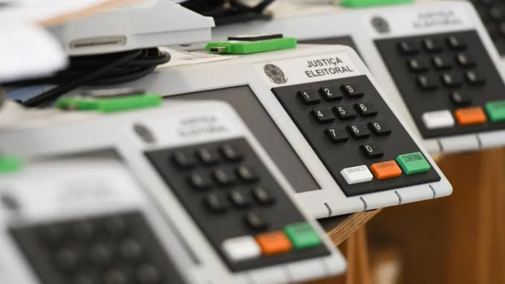 Urnas eletrônicas da Justiça Eleitoral; imagem ilustra ocorrências eleitorais no ES no segundo turno