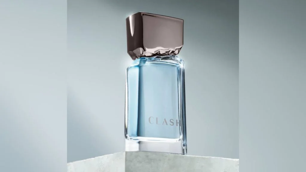 Frasco azul do Clash, do Boticário, sobre bloco de pedra; marca abriu cadastro do perfume grátis com 400 mil miniaturas