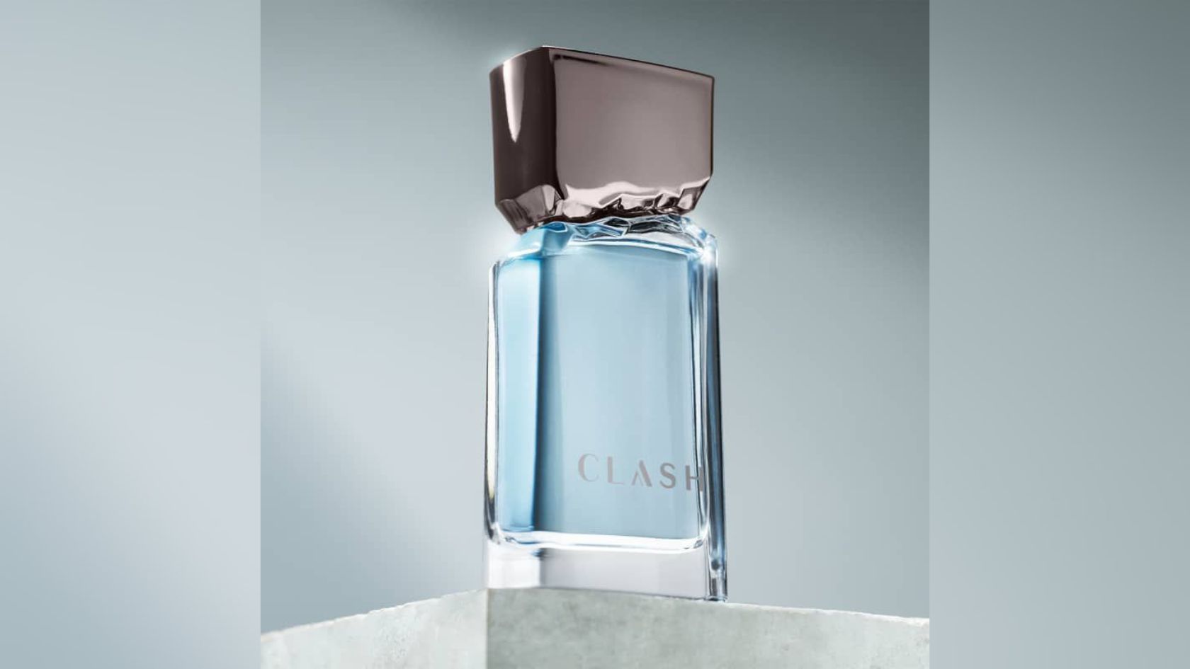 Frasco azul do Clash, do Boticário, sobre bloco de pedra; marca abriu cadastro do perfume grátis com 400 mil miniaturas