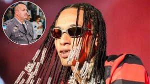 Rapper Oruam, que dá nome ao projeto Anti-Oruam, de óculos escuros e tranças com miçangas durante show