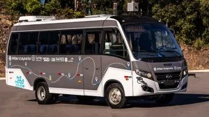Ônibus sem motorista da Lume Robotics e Marcopolo, com sensor no teto e letreiro que indica modo autônomo
