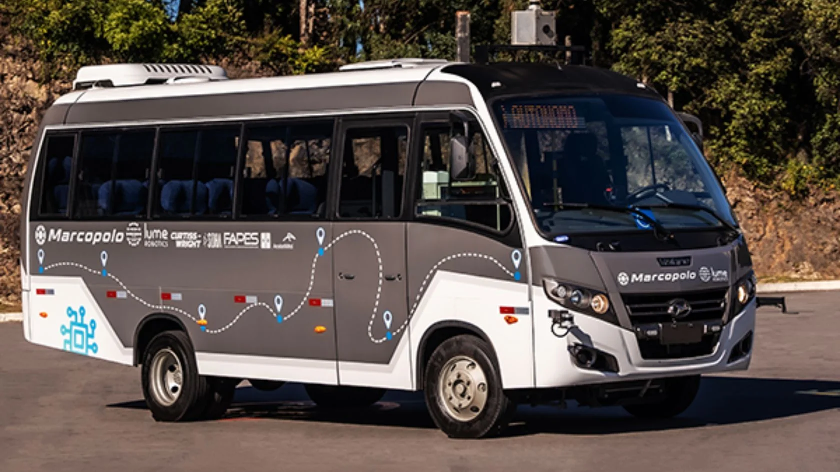 Ônibus sem motorista da Lume Robotics e Marcopolo, com sensor no teto e letreiro que indica modo autônomo