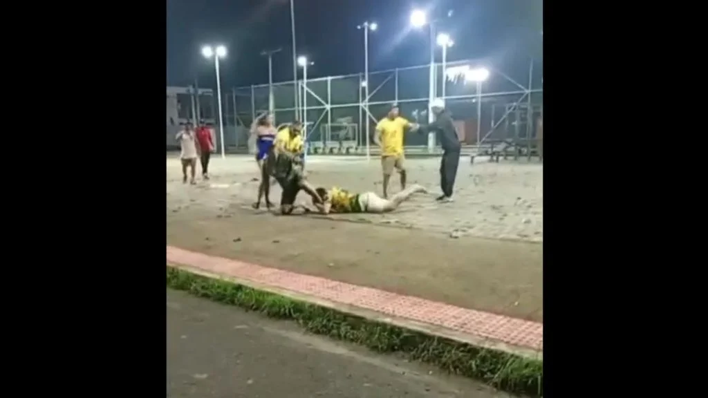 Homem com camisa verde e amarela caído no chão durante briga na Serra, em Morada de Laranjeiras, na noite do 2º turno