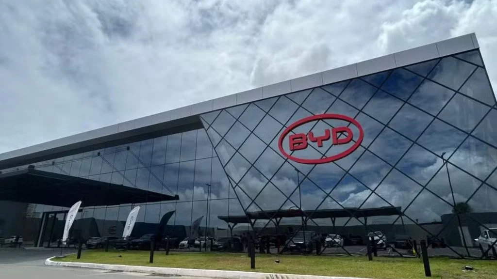 Fachada do prédio da BYD em Camaçari, complexo onde aconteceu o acidente na BYD que matou operário chinês