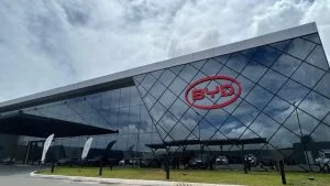 Fachada do prédio da BYD em Camaçari, complexo onde aconteceu o acidente na BYD que matou operário chinês