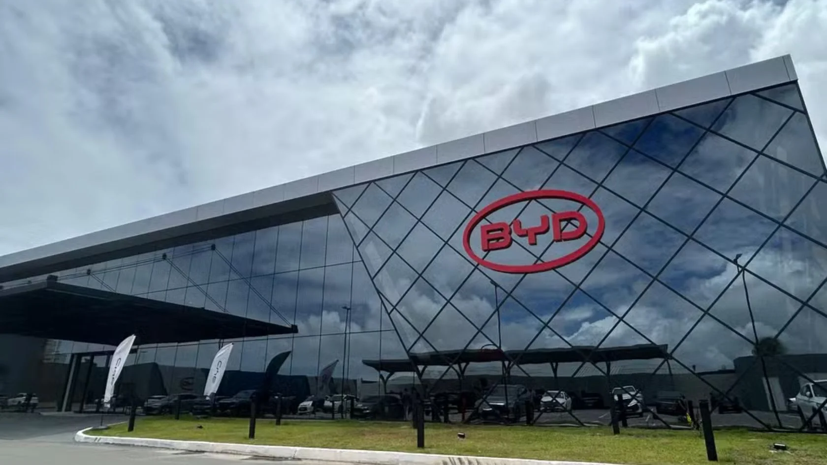 Fachada do prédio da BYD em Camaçari, complexo onde aconteceu o acidente na BYD que matou operário chinês