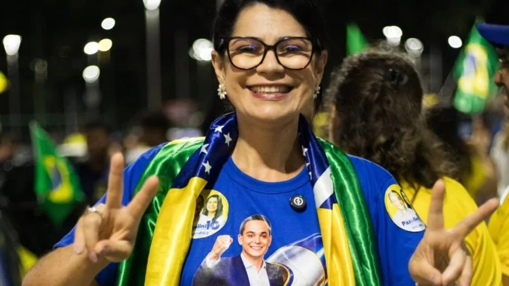 Bispa Eliane, vice-governadora eleita, sorri e faz sinal de V com bandeira do Brasil nos ombros e camisa de Pazolini