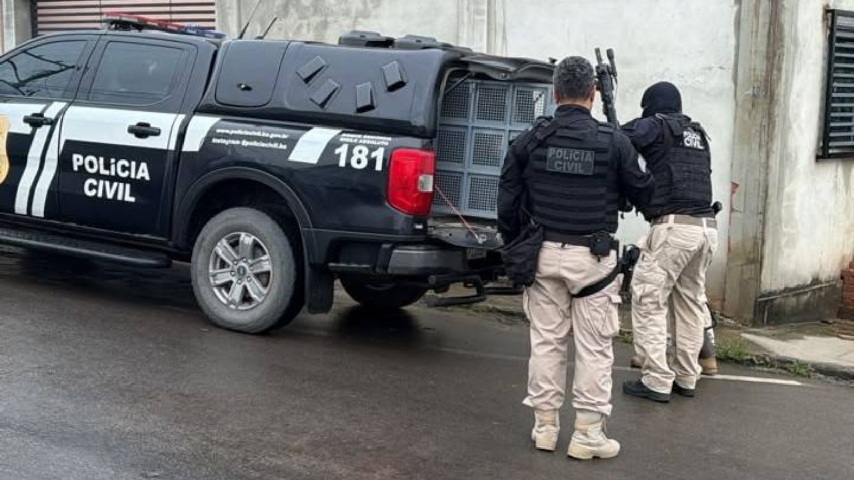 Policiais civis da Bahia ao lado de viatura na Operação Divisa Sul, que teve líderes de facção presos na Serra
