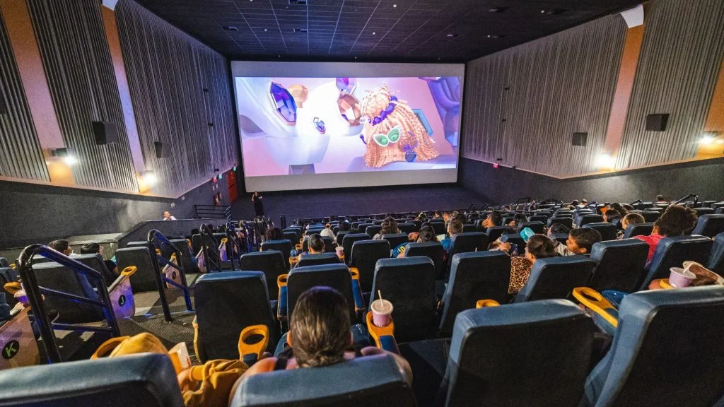 Sala de cinema com público assistindo a animação; ingresso de cinema a R$ 12 vale até 4 de novembro