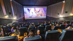 Sala de cinema com público assistindo a animação; ingresso de cinema a R$ 12 vale até 4 de novembro