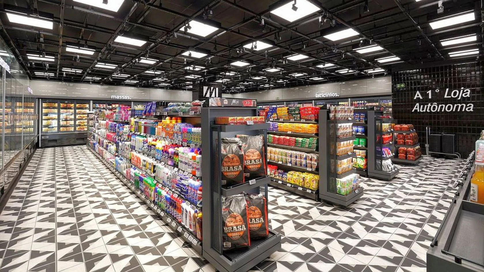 Interior de supermercado sem caixa do Grupo Muffato, com gôndolas, câmeras no teto e placa de primeira loja autônoma