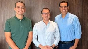 Regis Mattos, Lorenzo Pazolini e Erick Musso posam juntos após anúncio da equipe de transição de Pazolini