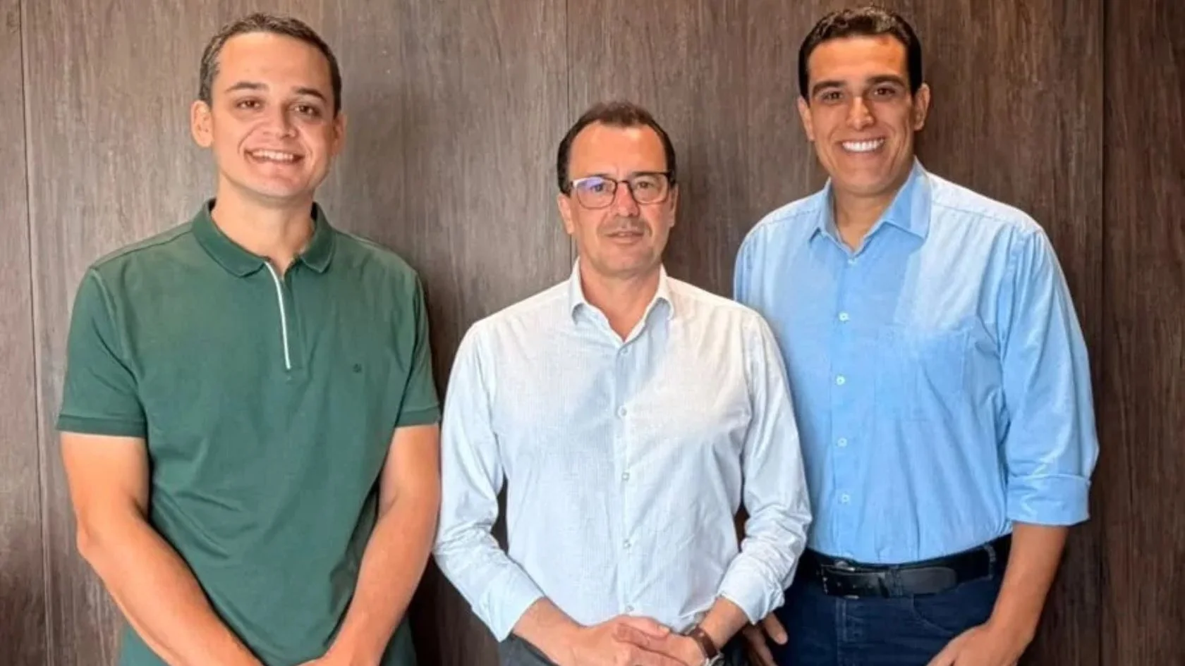 Regis Mattos, Lorenzo Pazolini e Erick Musso posam juntos após anúncio da equipe de transição de Pazolini